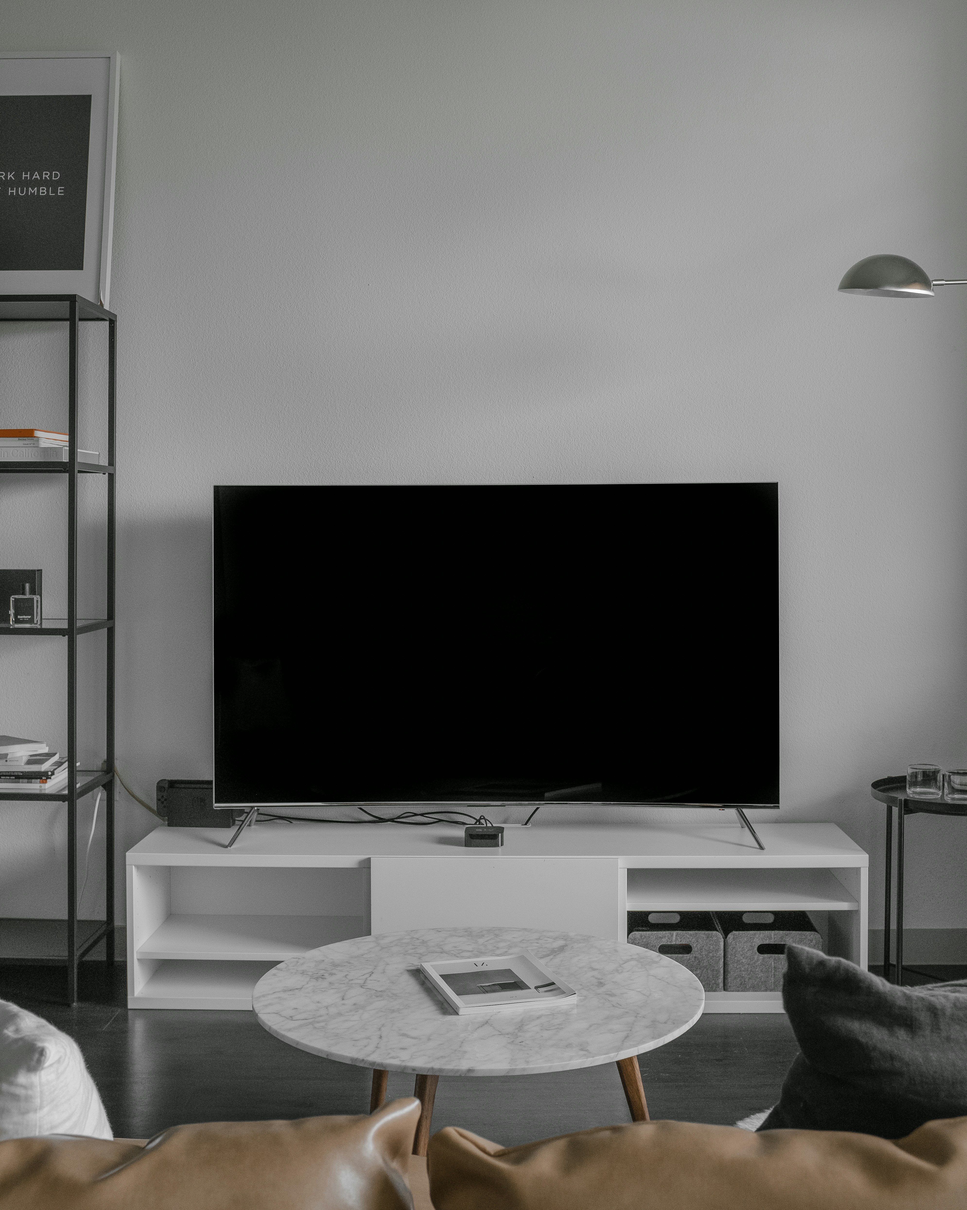 ❓ FAQ: Your Burning Questions About Affordable 43-Inch TVs Answered by TV Brands flat screen TV displaying black screen